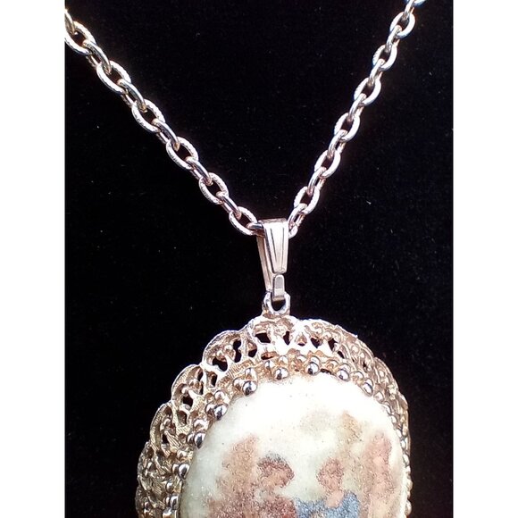 Pendant Necklace Brooch Set Vintage Germany Courting Scene 21 In Gold Tone Chain - Picture 12 of 15